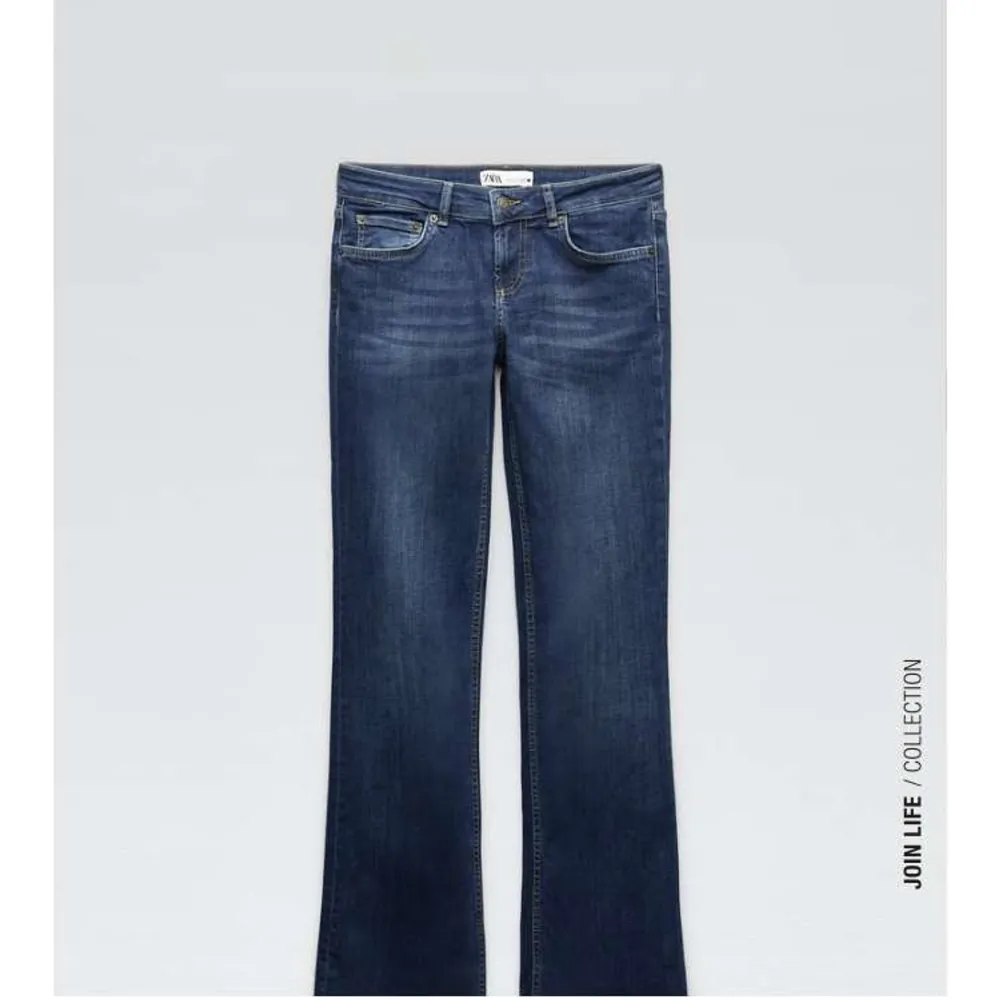 Jättefina och populära jeans från Zara som är slutsålda i storlek 34 💕Använda en gång så i jättebra skick! (Lånade bilder). Jeans & Byxor.