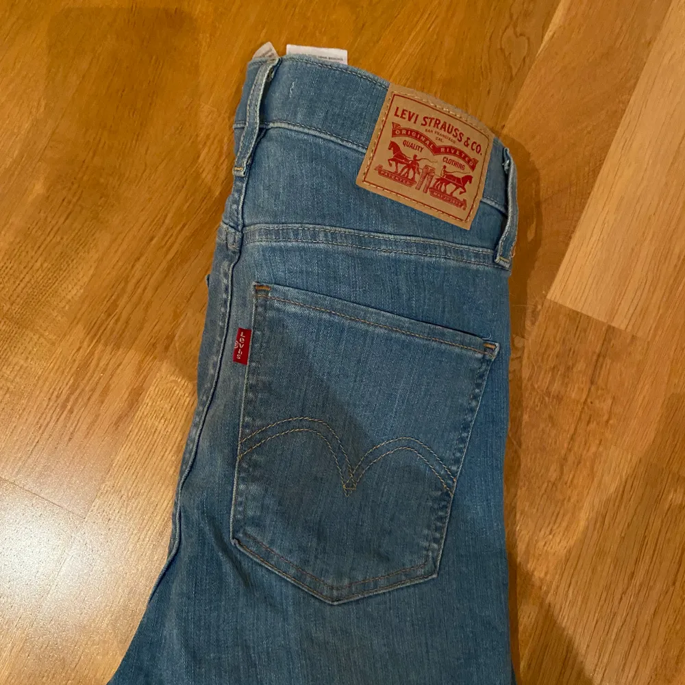Jeans från levis , storlek 27/30. Använda 1 gång.. Jeans & Byxor.