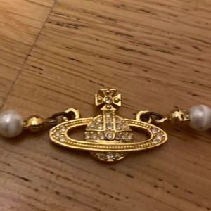 !!VIVIENNE!! - As snyggt (fake) vivienne westwood halsband. Inte riktiga pärlor. Super kvalité!!👯‍♀️✨