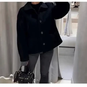 Svart höstjack från monki - Supersnygg höstjacka från monki i strl S! Helt ny, säljer då den inte var min stil. Slutsåld från storlek xs-m! Lånad bild första bild (nr 2 är min egen bild)