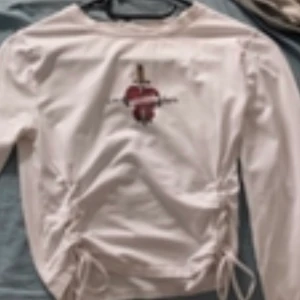 Tröja  - Säljer denna vita tröja med rött hjärta i. Sitter perfekt.