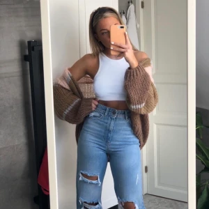 Unik kofta - Säljer nu min ääälskade unika oversized stickade kofta då jag inte använder den så ofta som den förtjänar. Den är köpt på guys&dolls. 💙💖🤎 nypris: 1000kr 