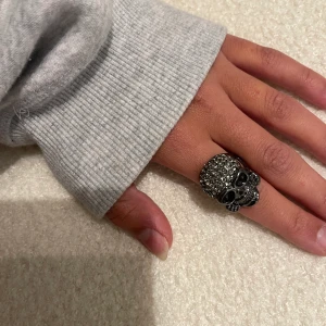 Ring döskalle rhinestones - Så så snygg döskallering i en svart/silver metallfärg med rhinestones. Ser dyr och lyxig ut!! 😆Storleken är typ 17.5-18mm 🖤☠️✨