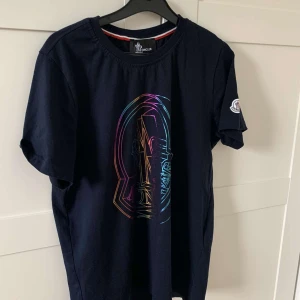 Moncler T-shirt  - Fantastiskt häftig moncler T-shirt. Köpt för 2600:- och användes ett fåtal gånger. Skicket är som nytt! 