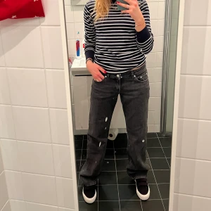 Weekday ARROW LOW STRAIGHT JEANS 28/32 - Använt en gång. Säljer pga fel storlek.