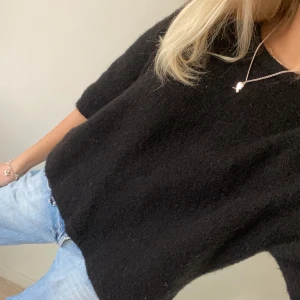 Stickad tshirt - Skitsnygg stickad tshirt i ull från Lindex, sparsamt använd men lite lite nopprig på vissa ställen som syns på första bilden☺️❤️ (dock inget man tänker på i verkligheten) 