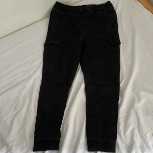 Byxor 12år - Fina svarta byxor från h&m. Orginalpris: 200kr. Sonen växte ur de