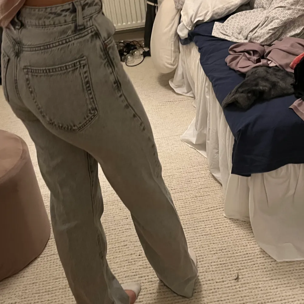 Säljer dessa nya gråa trendiga jeans prislap kvar. Jeans & Byxor.