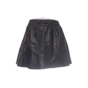 Zadig kjol - En svart läder kjol ifrån zadig, säljer då den blivit förliten, så har ingen bild med den på!❤️