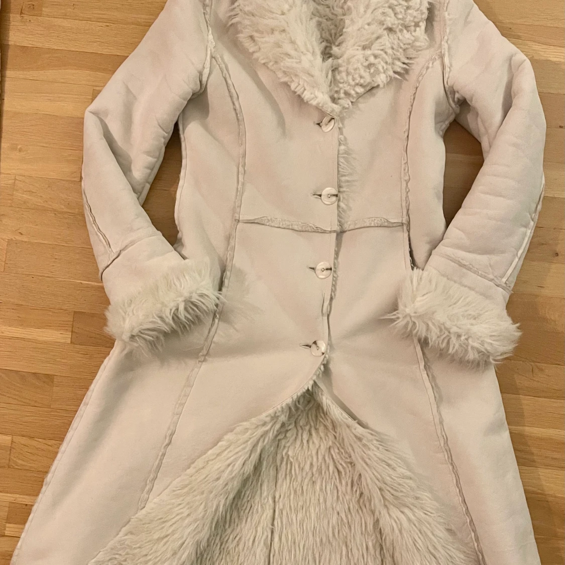 En benvit päls - 90