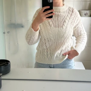 Vit stickad tröja storlek S - Vit stickad tröja i storlek S. Något liten i storlek speciellt i armarna. Använd men i ett bra skick. 