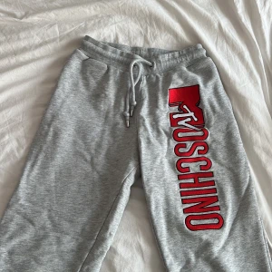 Moschino x Hm mjukisbyxor - Fett snygga mjukis byxor från hms limited edition collab med Moschino för några år sedan, alltså går det inte att få tag på de längre. Är jätte sköna vardagliga mjukisbyxor💕 Köparen står för frakt!