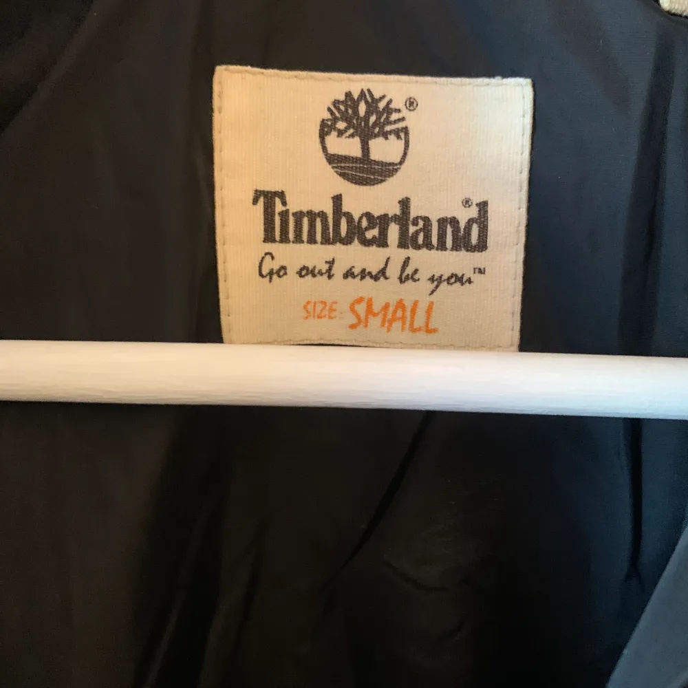 Såå fin jacka från Timberland i storlek S som tyvärr är för liten för mig idag. Glansigt svart material, superfint skick då den bara är använd fåtal gånger |. Jackor.