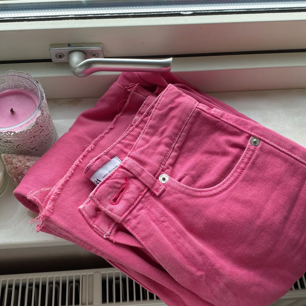 Säljer nu mina älskade rosa jeans från zara. Endast använda ett fåtal gånger. Skriv privat för fler bilder! . Jeans & Byxor.