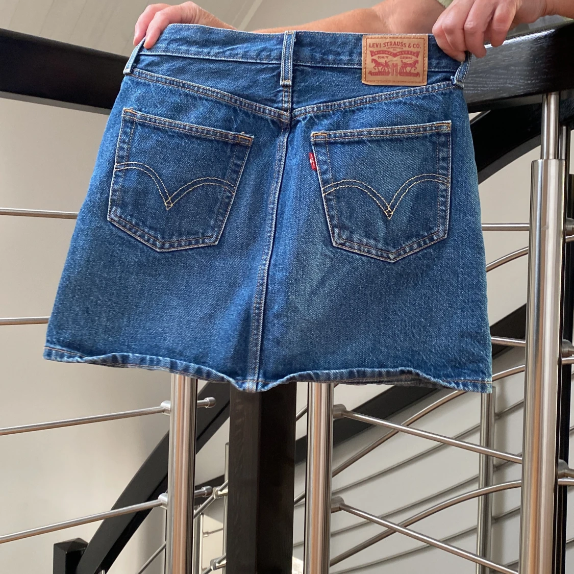 Mörkblå levis jeanskjol - 90