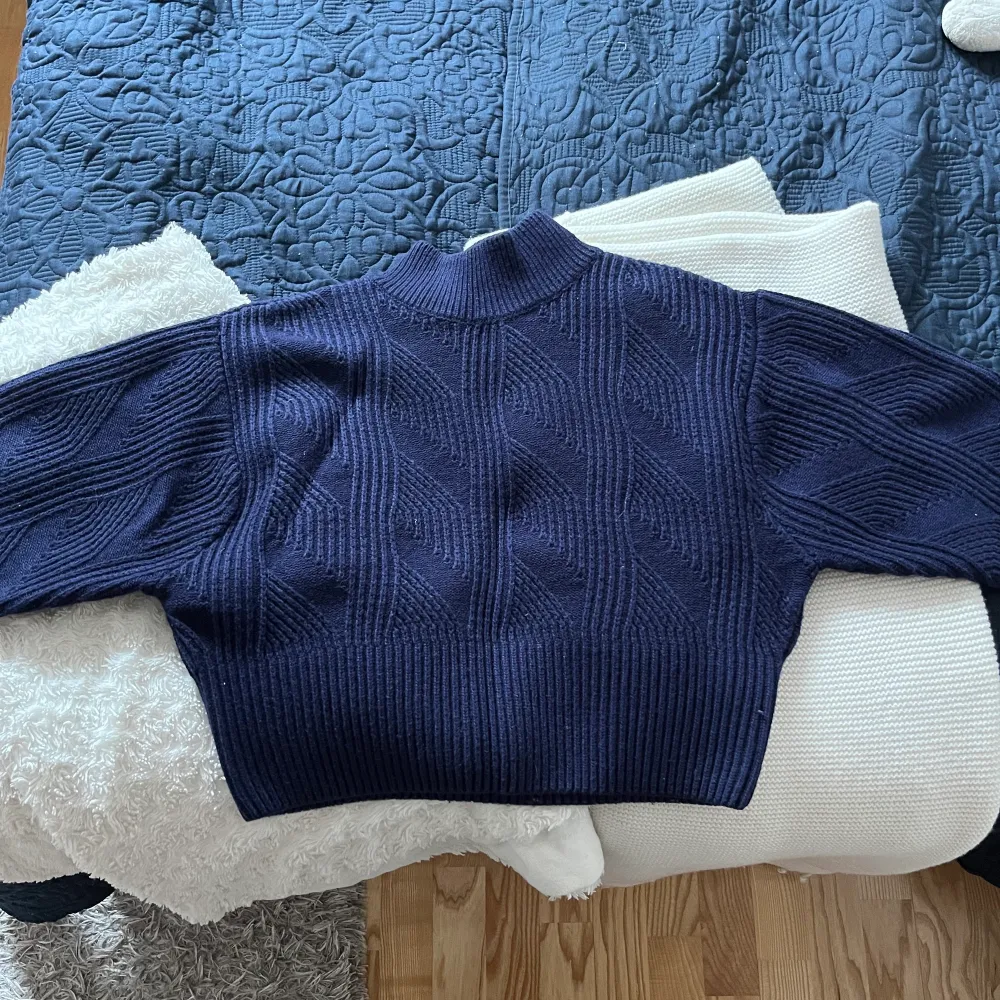 Superfin mörkblå stickad tröja från & other stories som jag köpte cirka två år sedan men har aldrig riktigt kommit till användning. Den kostade ursprungligen runt 800kr. Den är i storlek XS och jag är cirka 160cm lång. ☺️. Stickat.