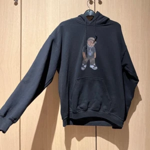 Fashion Bear Hoodie - Säljer hoodien för den är för liten och andvänder den då inte. Har max använt den 2 gånger. Det är en jättefin hoodie.❤️  Står inte för postens krångel  Betalas när jag skickar iväg paketet🥰 Frakten betalas av köparen🥰