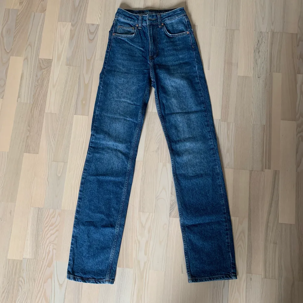 Jag säljer dessa mörkblå jeans i storlek 24 från bikbok. Väldigt fint skick och knappt använda! . Jeans & Byxor.