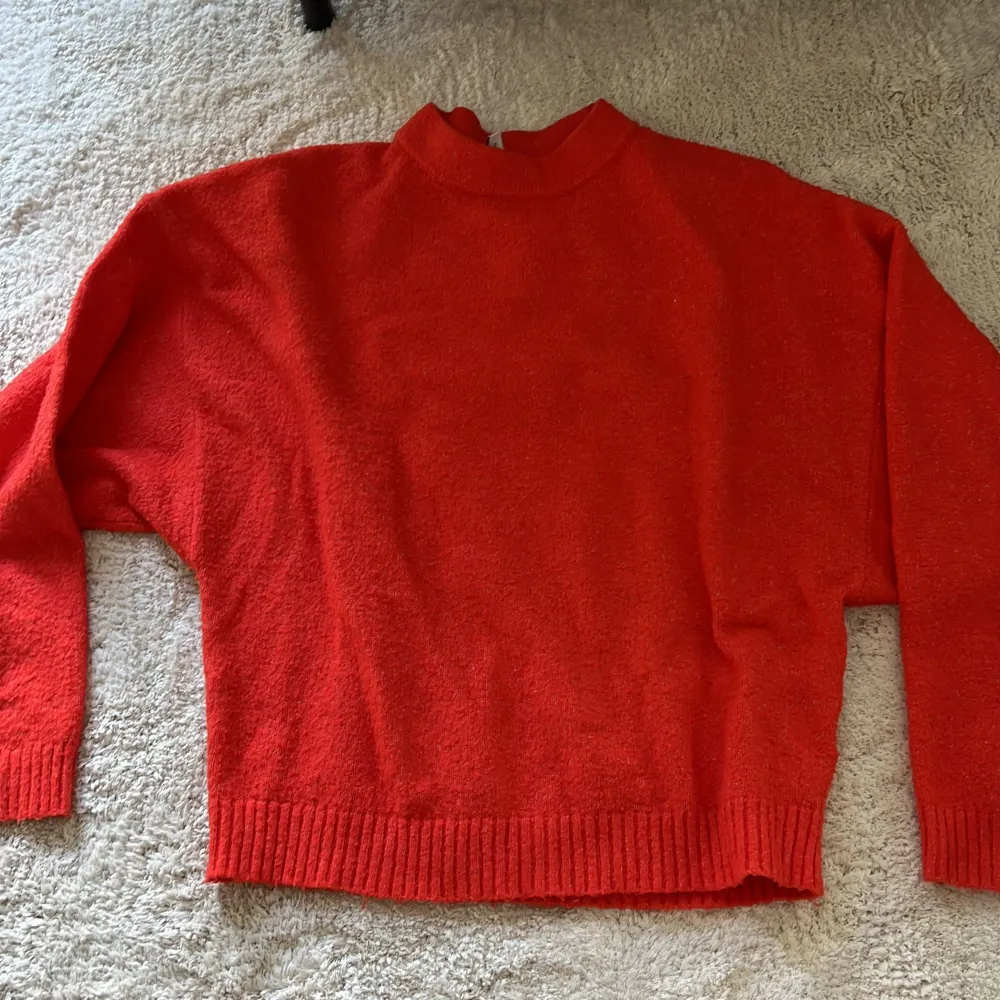 Röd tröja från nelly Köparen står för frakten🥰. Tröjor & Koftor.