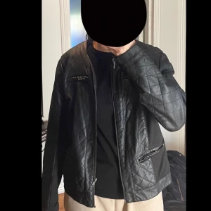 Skinnjacka  - Svart skinnjacka. Använts. Slitage vid bakre halskragen. 