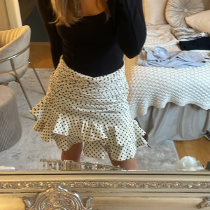 Kjol - Kjol som är köpt av en tjej på Plick. Den är från zara och bara använt den en gång sen jag fick hem den. 