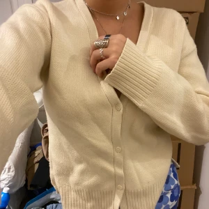 Kofta från Zara! - Säljer denna kofta från Zara i storlek M! Så skön nu till hösten!