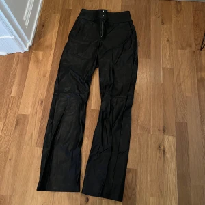 Långa skinnbyxor NA-KD - Knappt använda högmidjade skinnbyxor från NAKD i storlek 34. Fin sömm över knät. Jag är 170 cm! Nypris 599 kr🖤
