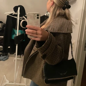 Zadig väska  - Jätte snygg Zadig väska💕 skulle kunna tänka mig att byta oxå mot en Stella McCartney elr någon anna väska i samma pris klass💕 ordinarie pris 2000kr
