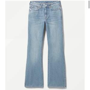 Midwaist jeans från weekday modellen sway. 