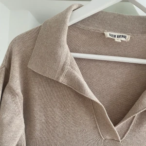 Djerf avenue the getaway dress - Djerf Avenue getaway dress i beige storlek M 💘💓💞💝på deras hemsida finns en jättebra storleksguide och bilder om du vill de hur den ser ut på!! https://djerfavenue.com/en-se/getaway-dress-cream/ 