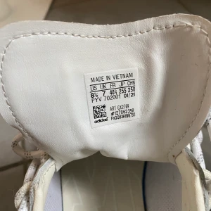 Beyonce x Adidas  - Säljer helt ovanvända Beyonce/Adidas skor.  Storlek 40 1/2.  Säljs för 2500kr nypris i den storlek är 3700kr. Pris diskuteras vid snabb affär. 