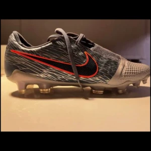 Nike Phantom Venom Elite FG Wolf Green/Black Armory Blue(39) - Helt oanvända.