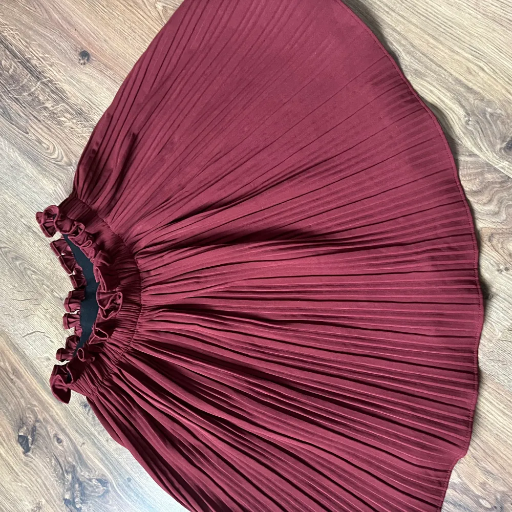 Detta är en röd kjol från Gina aldrig använt köpt för 500kr men har aldrig haft något tillf att använda den. Den är väldigt fin och pösig. Sitter jätte fint. Säljer för att den är inte riktigt min stil.. Kjolar.