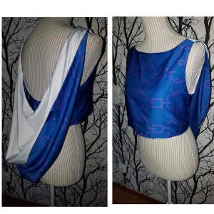 ISABELLA IDBERG läcker topp / Enastående! Stl S  - Riktigt fynd för dig som uppskattar unika tidlösa kläder!  Läcker topp fr Isabella Isberg i Stl S  Se bilder för mer info!!!  I skick som ny!!! 