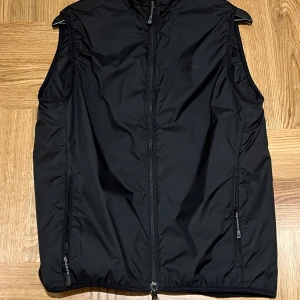 Tierra väst - Grymt skön ullväst från Tierra. Sparsamt använd en höst, nyskick. Storlek small  Nypris på naturkompaniet är 1200. 