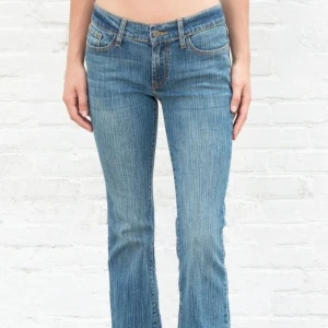 Brandy Melville jeans - Säljer ett par brandy Melville jeans jag köpte här på plick som tyvärr var för stora. Super fina, storlek S. I modellen Brielle 90s. Går att få billigare vid snabbt köp💕 Defekt slitskada, skriv för fler bilder