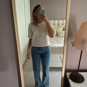 Jeans - Jätte fina jeans från bikbok. Väldigt bra i längden och högmidjade. Andvända ett fåtal gånger och i bra skick. Köpare står för frakten. Pris kan diskuteras