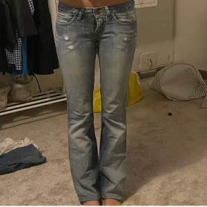 Säljer mina lågmidjade jeans från replay❤️  Skulle säga att dom passar någon mellan 160-170 och vabligtvis har xs/s. Mindjemått är 70cm❤️