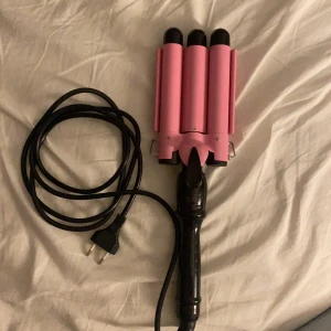 Vågtång  - Säljer denna vågtång som ger dig jätte fina naturliga lockar. Vågtångens temperatur går att ändra, går upp till 200 grader. Använt fåtal gånger. Orginalpris 650 kr 