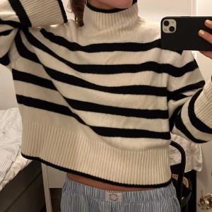 Randig & Other Stories tröja - Säljer min super mysiga stickade tröja köpt på & Other Stories för ca 900kr❤️