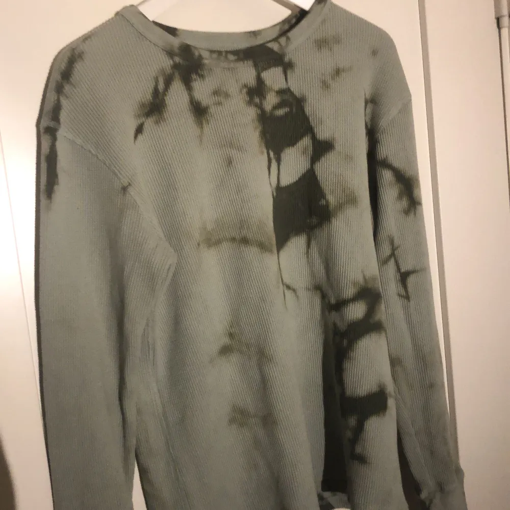 Säljer denna svinsnygga tröja från Eat Dust. Nypris: 1150. Skriv för fler bilder.💙. Tröjor & Koftor.