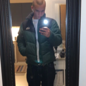 North Face Jacka Storlek S - North face jacka storlek. Har använt den mycket och det finns lite små hål som ni ser i tredje bilden, men det är inget som syns när man använder den. Ordinarie pris 2500 på stadium