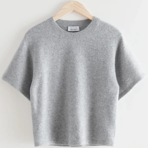 Stickad tröja , other stories - Säljer min älskade mörkgrå stickade tröja från other stories! Tyvärr aldrig andvänd då grå inte är min färg, tröjan är i mörkare grå en på första bilden. Tröjan är helt slutsåld på hemsidan och jag kan gärna skicka fler bilder på💗