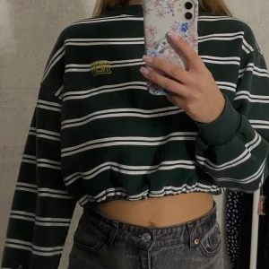 sweatshirt från junkyard - en cool sweatshirt från junkyjard som inte tyvärr inte kommer till användning längre💕tröjan har snören som man kan dra åt i midjan (se bild 2). hör av dig för fler bilder eller frågor☺️stl S. 200kr + frakt!