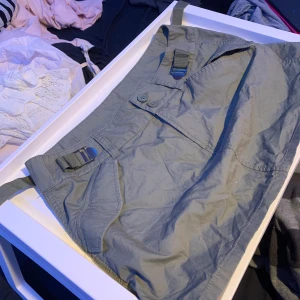 jättefin militärgrön kjol😭 - sååå fin men för stor för mig :((( 
