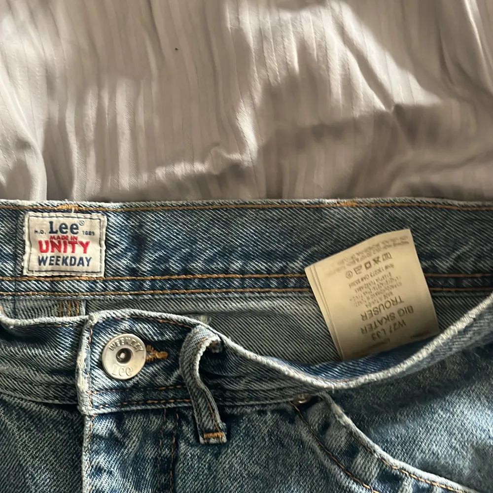 Säljer dessa sjukt coola lee x weekday jeans i en vintage-blå färg!!!! I bra skick och använda typ 5 gånger av mig(?) säljer bara för att det ej är min stil längre💔 skriv privat för fler bilder!. Jeans & Byxor.