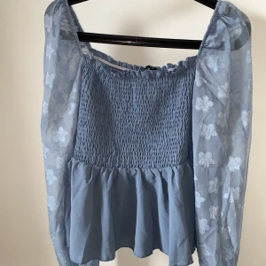 Gullig blus  - Baby blå gullig blus, i storlek M från SHEIN, aldrig använd utan endast testad.