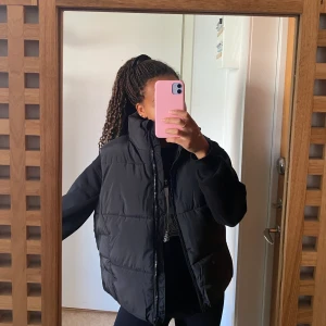 Svart väst - New Look - Säljer denna oanvända svarta väst från New Look💕 Finns i både 36 och 34 (kolla andra annonsen för 34). Helt oanvända med lapparna kvar💕💖 Köparen står för frakt, kan mötas upp i Karlstad också🌇