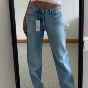 Mid rise straight zara jeans - Säljer mina fina mid rise straight zara jeans. Då dom inte har kommit till använing, dom är lite slitna i kanten längst ner pga av att dom varit lite långa för mig (160cm)💕 lånade bilder, skriv privat om frågor eller fler bilder💗