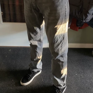 Grå jeans  - Slutsålda grå jeans från zara. Knappt använd  Storlek 40